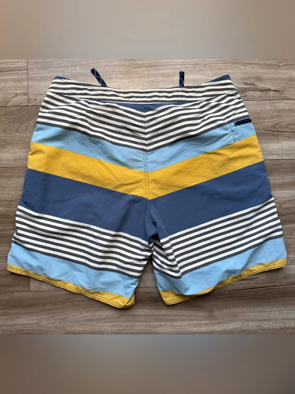 Patagonia® Men’s Wavefarer® Board Shorts- 19'' Style #86621 Size 36 Striped